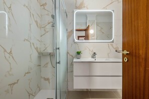 Shower, hair dryer, towels - Pestana's Nest by Madeira Sun Travel (Ribeira Brava)