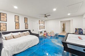 5 bedrooms, iron/ironing board, WiFi, bed sheets - Brand New Spacious 5-bedroom Near Weeki Wachee Spring (Spring Hill)