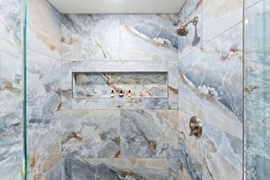 Sèche-cheveux, serviettes fournies, savon, papier toilette