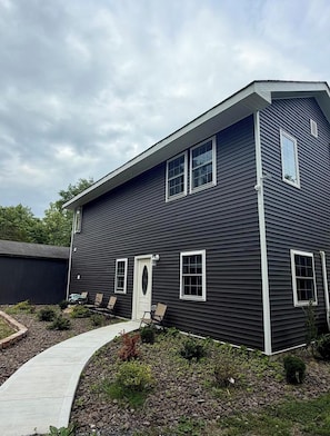 Exterior - Welcome to New Paltz. Charming 3-bedroom house with AC, WIFI, (new paltz)