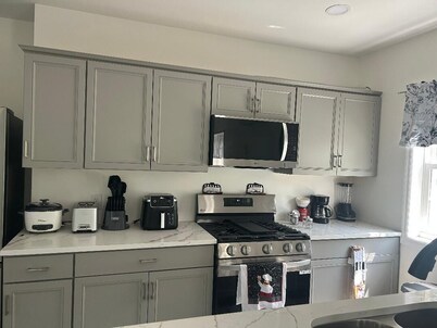 Welcome to New Paltz. Charming 3-bedroom house with AC, WIFI,