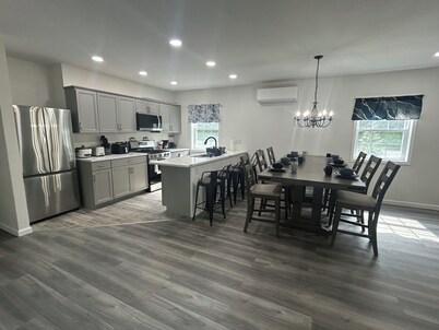 Welcome to New Paltz. Charming 3-bedroom house with AC, WIFI,