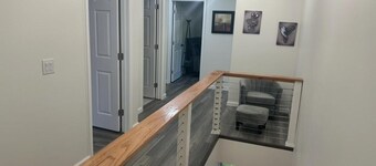 Welcome to New Paltz. Charming 3-bedroom house with AC, WIFI,