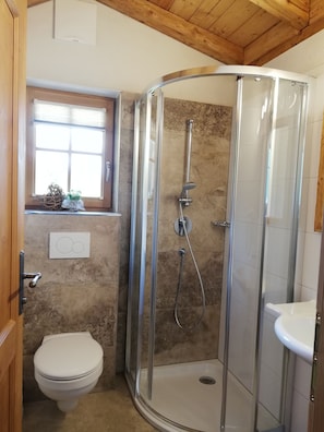 Douche, sèche-cheveux, serviettes fournies, savon