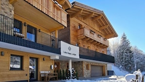 Una cabaña de dos pisos con un cartel que dice "Lake View Lodge".