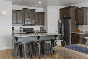 Kühlschrank, Mikrowelle, Ofen, Herdplatte