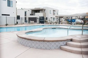 A heated pool - Splash Pad, Private Hot Tub, & Great Family Getaway (Washington)