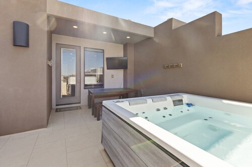 Splash Pad, Private Hot Tub, & Great Family Getaway