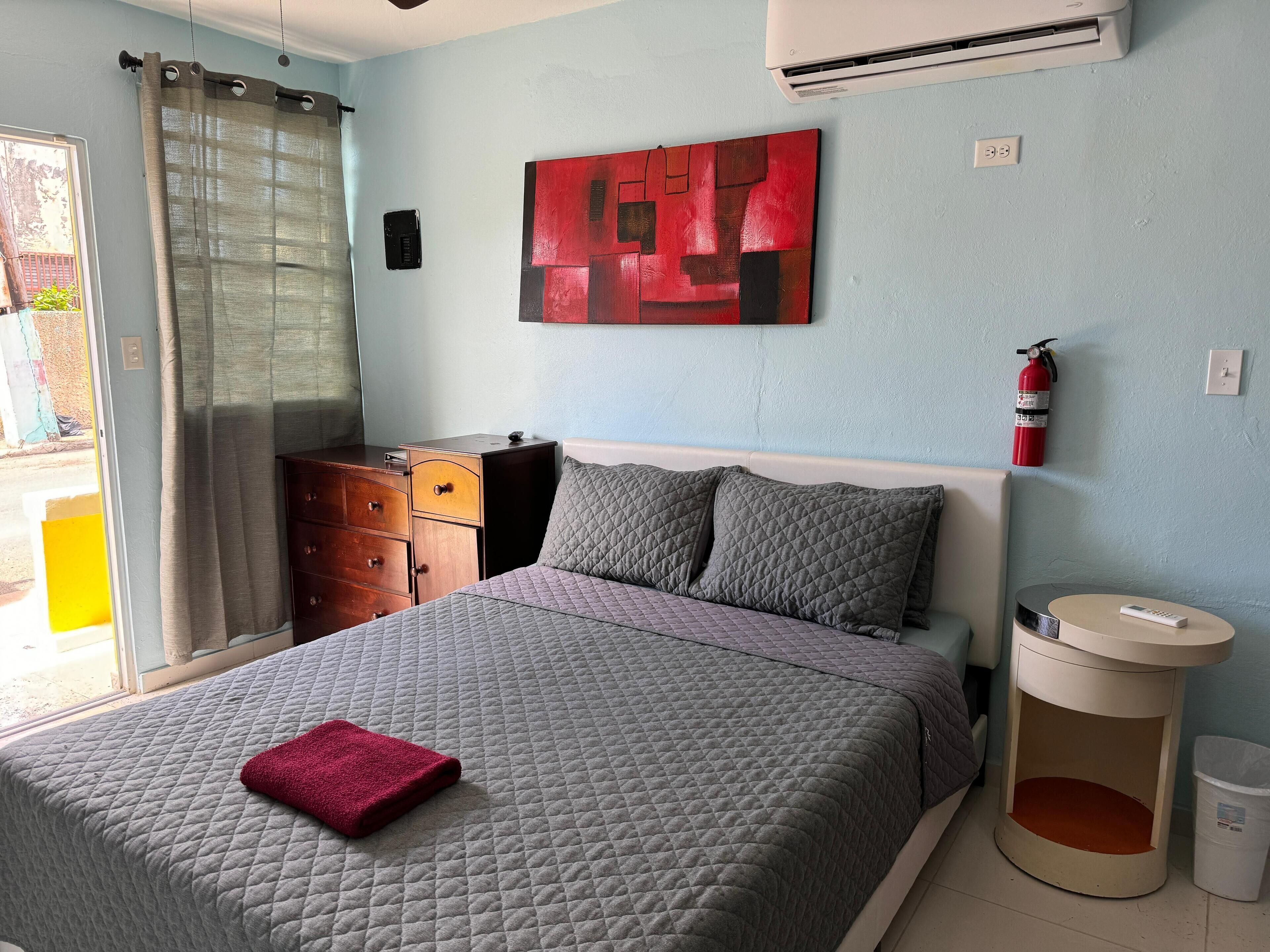 Työpöytä, silitysrauta/-lauta, ilmainen Wi-Fi, vuodevaatteet