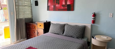 Työpöytä, silitysrauta/-lauta, ilmainen Wi-Fi, vuodevaatteet