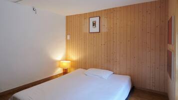 4 bedrooms, bed sheets