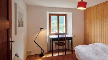 4 bedrooms, bed sheets