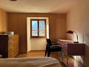 4 bedrooms, bed sheets