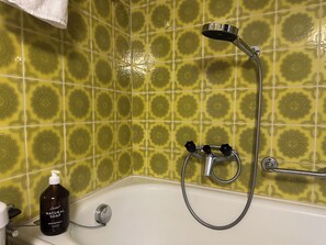 Secadora de cabello, toallas, jabón, papel de baño 