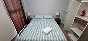 Planxa i posts de planxar, wifi gratuïta i roba de llit 