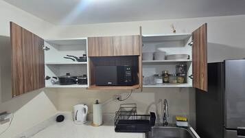 Microondas, horno, cafetera y tetera y tetera eléctrica