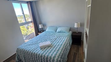 Tabla de planchar con plancha, wifi gratis y ropa de cama