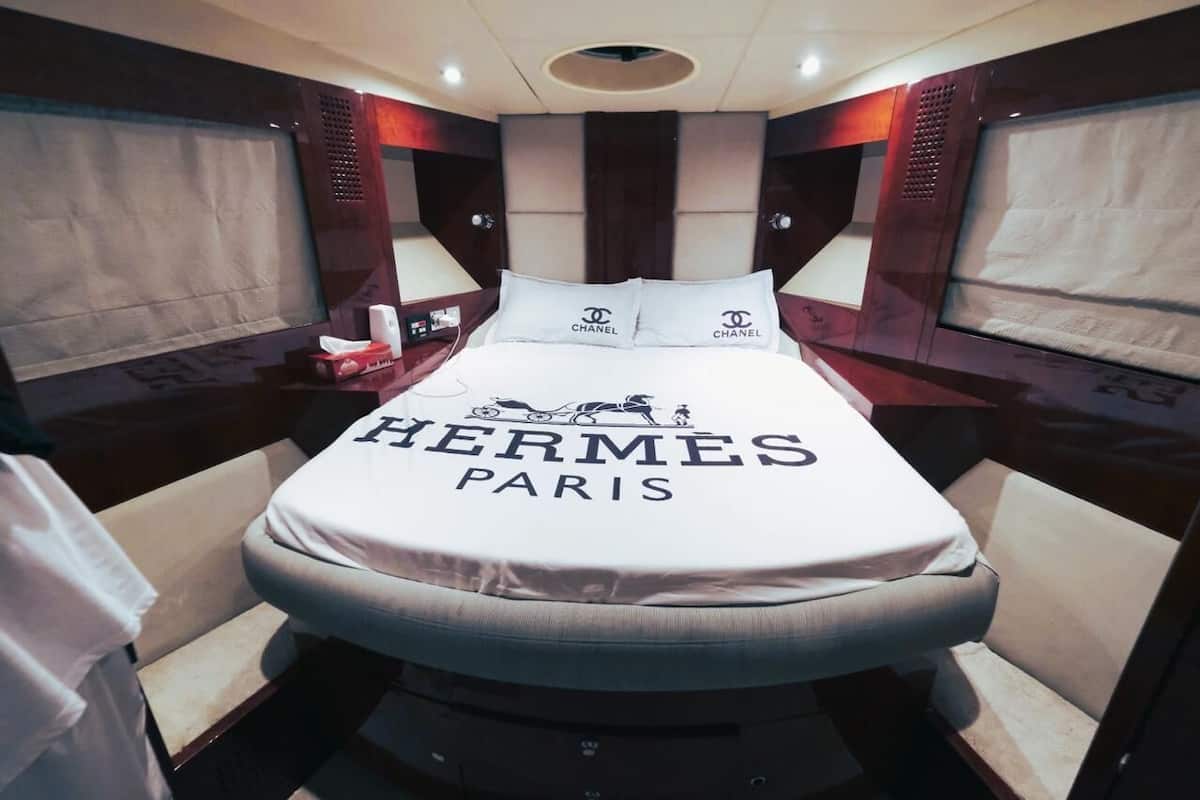 Een bureau, een laptopwerkplek, geluiddichte muren