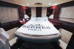 Een bureau, een laptopwerkplek, geluiddichte muren