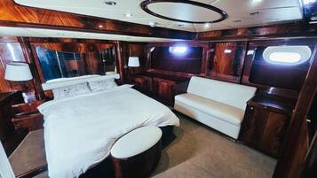 Schreibtisch, laptopgeeigneter Arbeitsplatz, schallisolierte Zimmer