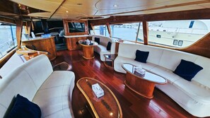 Living area - Riviera Leisure Yachts Dubai  (Dubai)