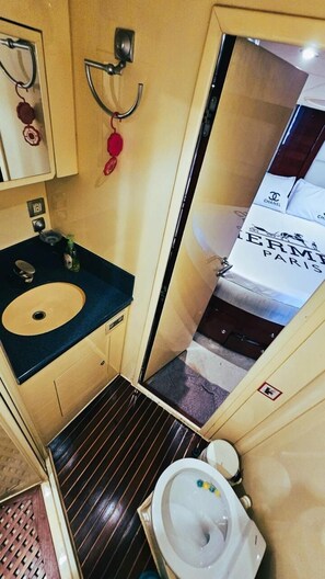 Romantic Cabin | Bathroom | Free toiletries, towels, soap, shampoo - Riviera Leisure Yachts Dubai  (Dubai)