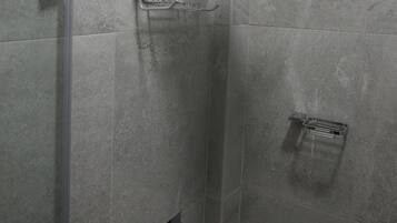 Ducha, secador de pelo, toallas, papel higiénico