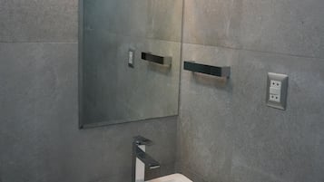 Een douche, een haardroger, handdoeken, toiletpapier