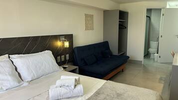 Apartamento conforto | Roupas de cama antialérgicas, espaço de trabalho para notebook