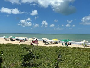 Ubicación a pie de playa y arena blanca
