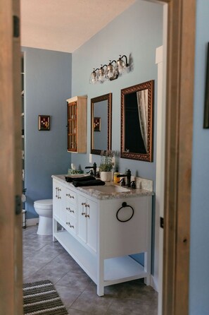 Sèche-cheveux, serviettes fournies, savon, shampoing