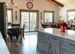 Interior - Unique 3-bedroom Barndominium in historic Hamilton with WiFi, AC (Hamilton)