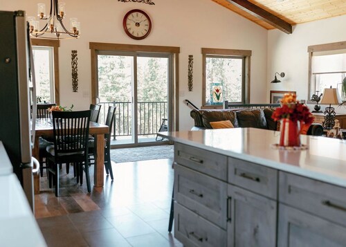 Unique 3-bedroom Barndominium in historic Hamilton with WiFi, AC