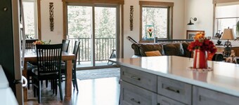 Unique 3-bedroom Barndominium in historic Hamilton with WiFi, AC