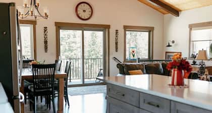 Unique 3-bedroom Barndominium in historic Hamilton with WiFi, AC
