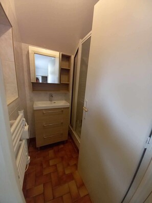 Douche, sèche-cheveux