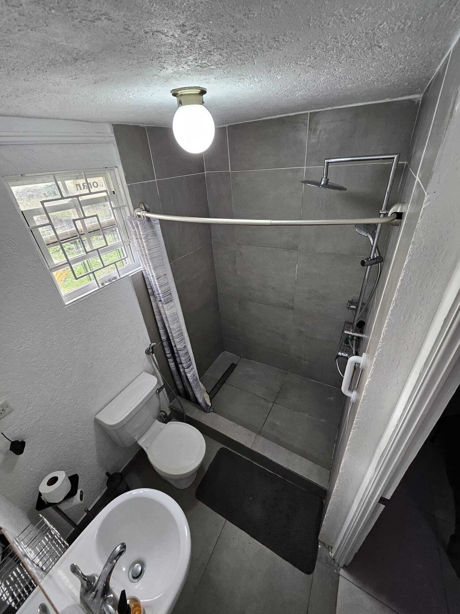 Doccia, bidet, asciugamani, sapone