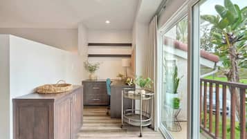 Condo, 1 cama King, sacada, vista para o jardim (La Costa Comfort) | Parte interna