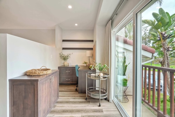 Condo, 1 cama King size, balcón, vista al jardín (La Costa Comfort) | Interior