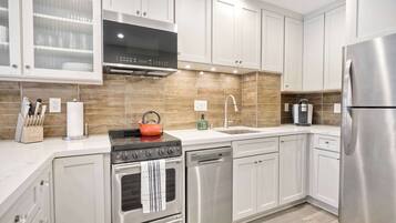 Condo, 1 cama King, sacada, vista para o jardim (La Costa Comfort) | Cozinha privada | Geladeira, micro-ondas, fogão, cooktop