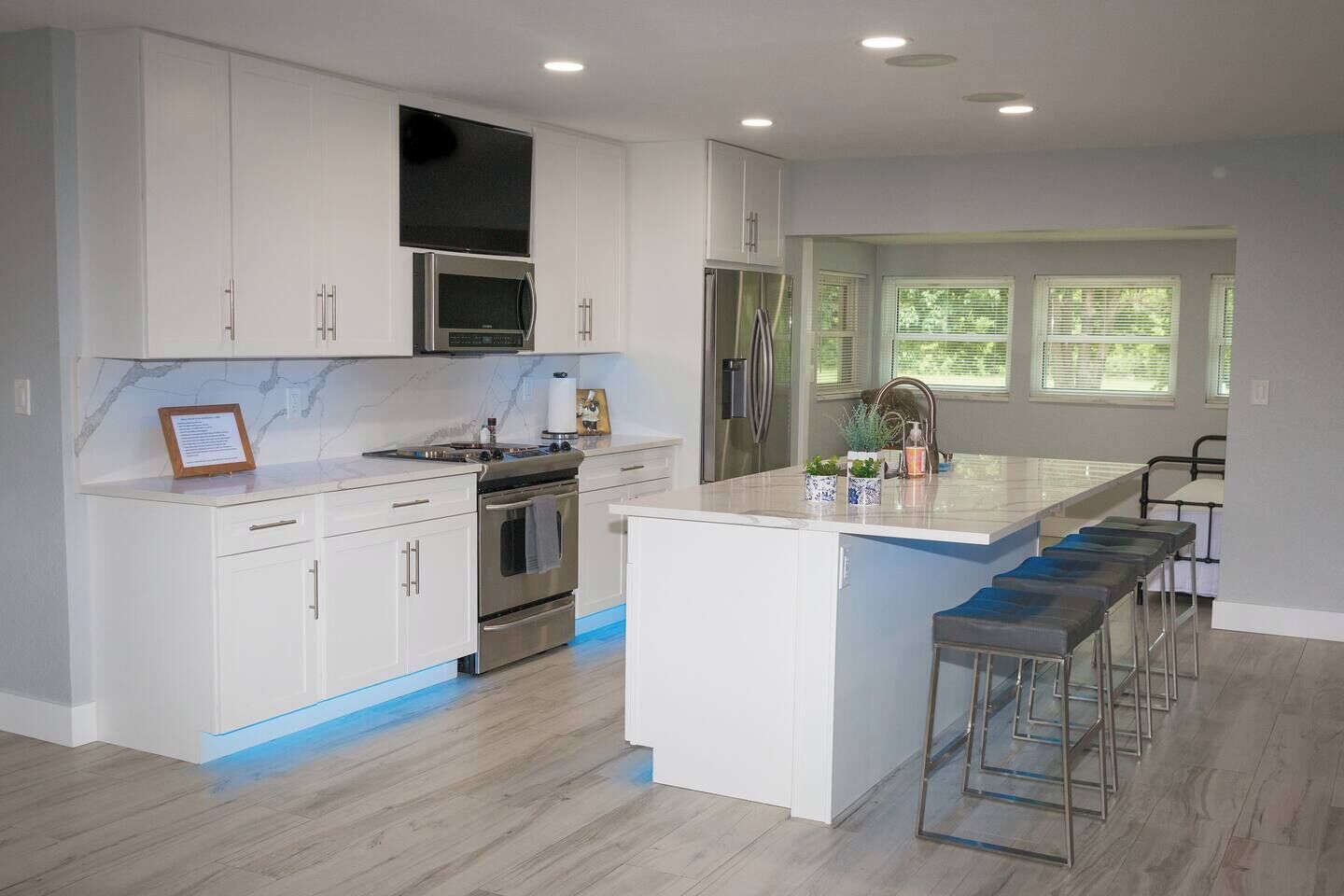 Kjøleskap, mikrobølgeovn, ovn og kokeplater