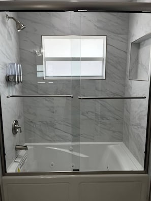 Dusche, Whirlpool, Haartrockner, Handtücher