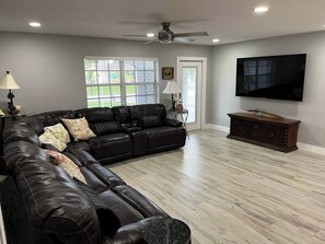 Smart TV, video games - Spacious 4‑Room Group Retreat Sleeps 12 w/ Hot Tub, EV Charging (Pompano Beach)