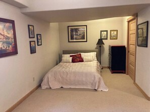 3 عدّة غرف نوم ومكواة/لوح كي وواي فاي وملاءات أسرّة