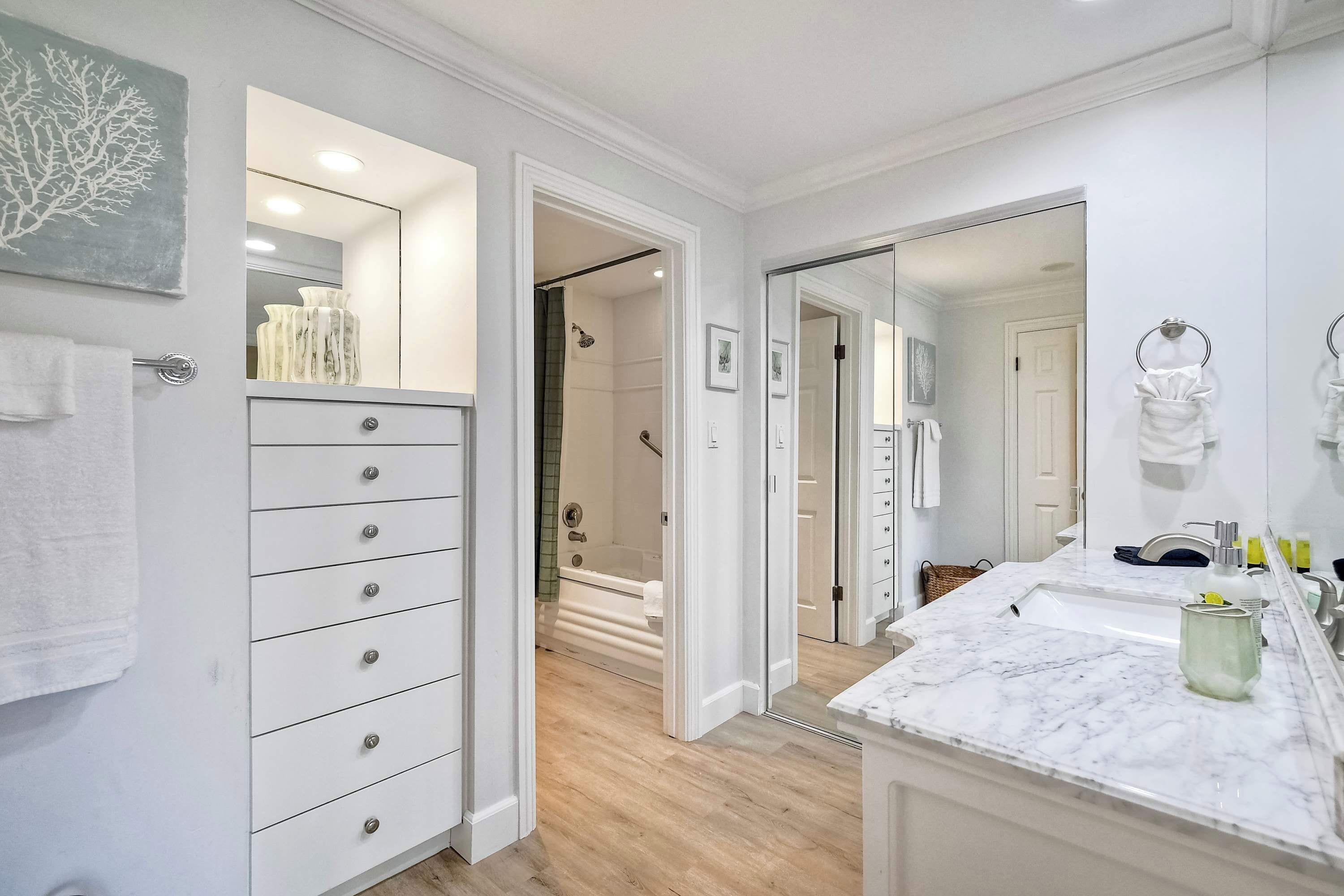 Condo, varias camas, balcón, vista al jardín (La Costa Gem) | Baño | Tina con regadera, secadora de cabello, toallas 