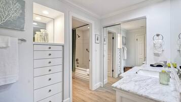 Condo, varias camas, balcón, vista al jardín (La Costa Gem) | Baño | Tina con regadera, secadora de cabello, toallas