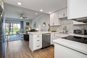 Condo, varias camas, balcón, vista al jardín (La Costa Gem) | Cocina privada | Refrigerador, microondas, horno y parrilla de estufa