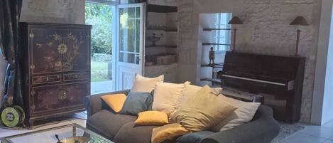 Télévision, cheminée