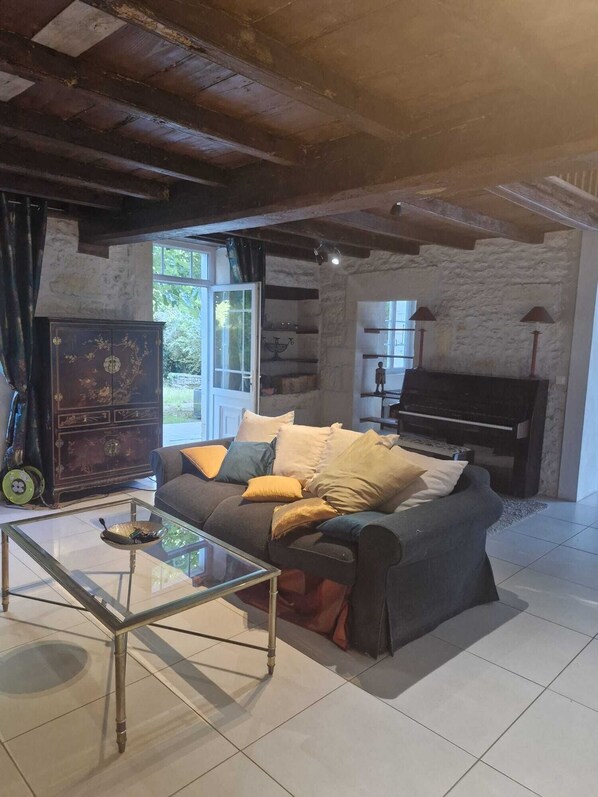 Una televisión, una chimenea