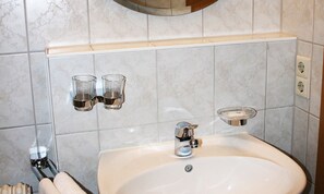 Regadera, secadora de cabello, toallas 